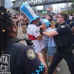 Policiais intervêm e falam com torcedores em Atlanta enquanto tentam manter a paz após a vitória da Argentina nas semifinais
