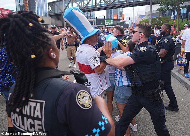Policiais intervêm e falam com torcedores em Atlanta enquanto tentam manter a paz após a vitória da Argentina nas semifinais