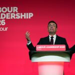 Andy Burnham faz um discurso após ser anunciado como o novo líder do Partido Trabalhista. Burnham entrará em Downing Street na segunda-feira prometendo arrastar a Grã-Bretanha de volta à era pré-Thatcher