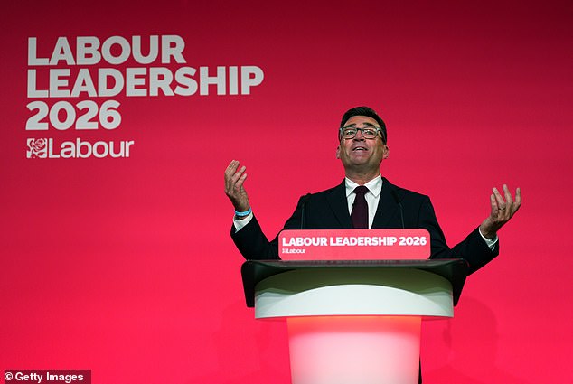 Andy Burnham faz um discurso após ser anunciado como o novo líder do Partido Trabalhista. Burnham entrará em Downing Street na segunda-feira prometendo arrastar a Grã-Bretanha de volta à era pré-Thatcher