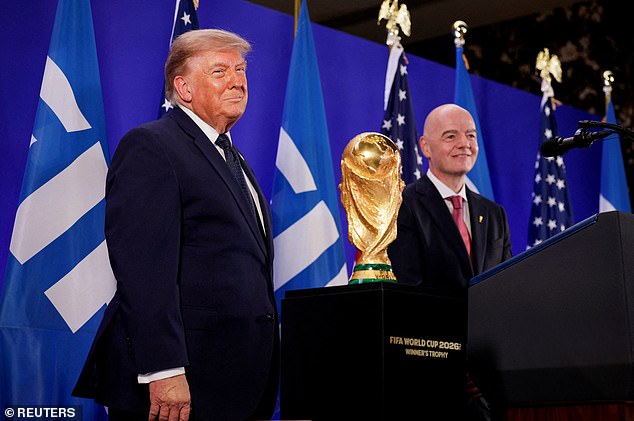 Donald Trump (à esquerda) criticou as 'táticas incomuns' de Thomas Tuchel na derrota da Inglaterra para a Argentina esta semana