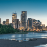 Horizonte de Calgary, Alberta, ao entardecer, com vista para o rio Bow, enquanto a província lança seu mercado regulamentado de jogos de azar online com 22 operadores licenciados.