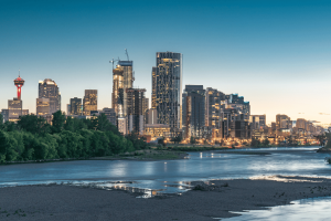 Horizonte de Calgary, Alberta, ao entardecer, com vista para o rio Bow, enquanto a província lança seu mercado regulamentado de jogos de azar online com 22 operadores licenciados.
