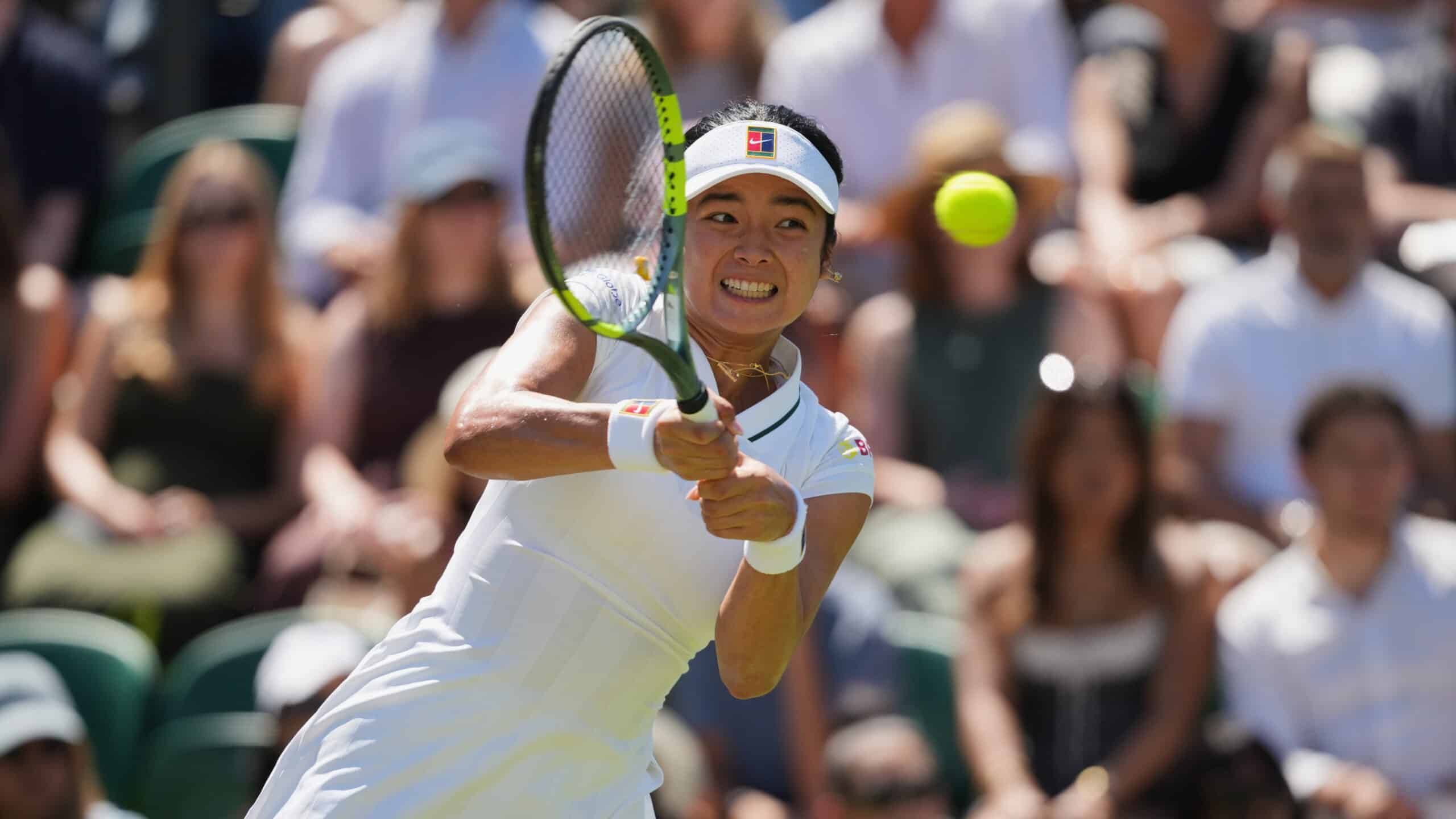 Alex Eala e o parceiro tcheco Nikola Bartunkova foram eliminados das duplas de Wimbledon, cedendo a Jelena Ostapenko e Sofia Kenin por 6-3, 3-6, 1-6, na manhã de sexta-feira