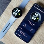 Uma mão segurando um Pixel Watch 4 e outro Pixel Watch 4 usado no pulso
