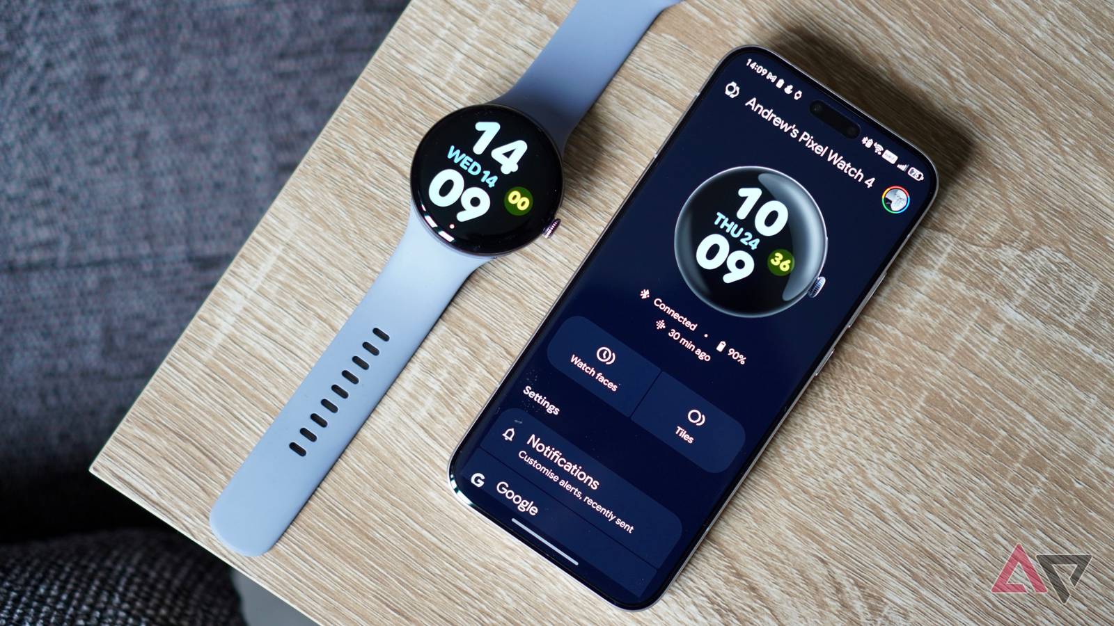 Uma mão segurando um Pixel Watch 4 e outro Pixel Watch 4 usado no pulso