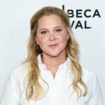 Amy Schumer brinca sobre ter sido convidada para o jantar de ensaio de Taylor Swift