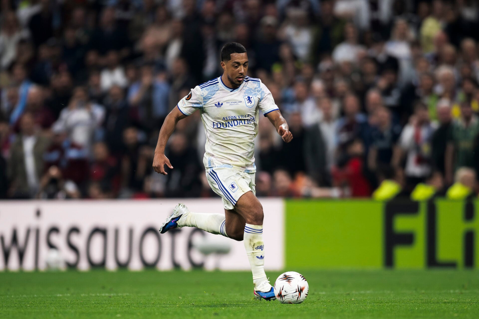 Analisando o poder de corrida de Youri Tielemans: sprints de alta intensidade, distância percorrida e velocidade máxima