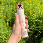 o dyson hushjet mini legal na mão de uma mulher