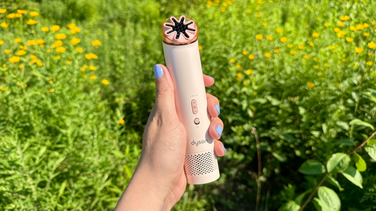o dyson hushjet mini legal na mão de uma mulher