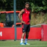 Andrey Santos fotografado treinando pelo Manchester United pela primeira vez