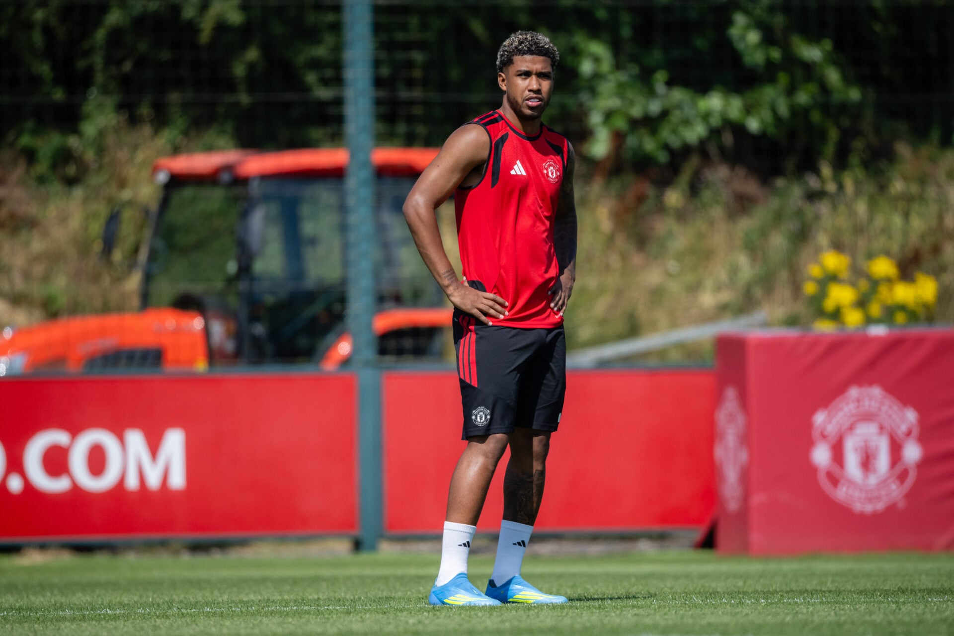 Andrey Santos fotografado treinando pelo Manchester United pela primeira vez