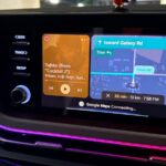 Captura de tela mostrando um cartão de mídia do painel renovado para Android Auto