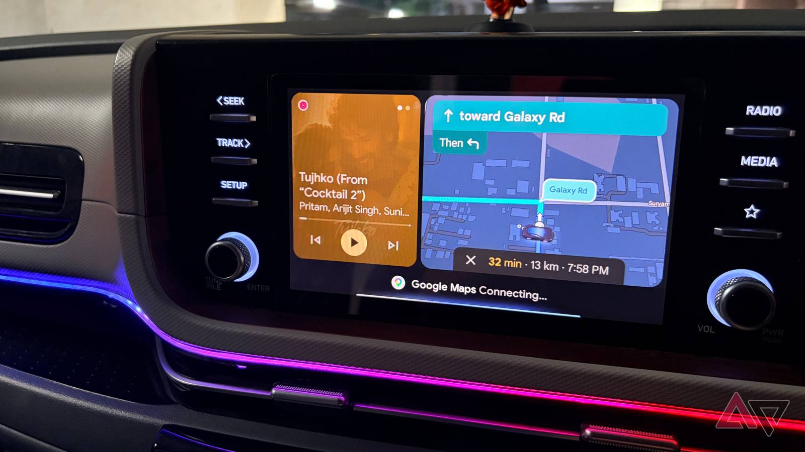 Captura de tela mostrando um cartão de mídia do painel renovado para Android Auto