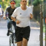 O novo primeiro-ministro Andy Burnham é visto durante sua corrida à tarde em Westminster no domingo