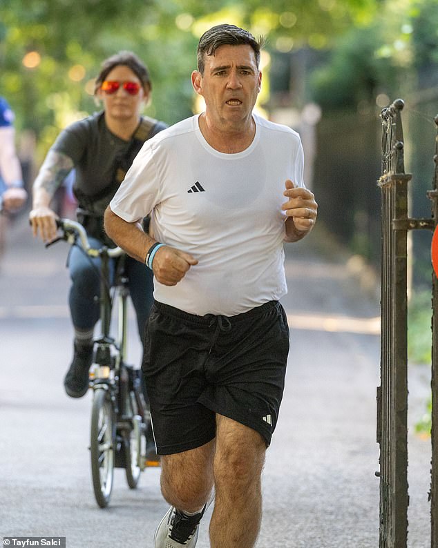 O novo primeiro-ministro Andy Burnham é visto durante sua corrida à tarde em Westminster no domingo