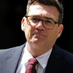 Andy Burnham torna-se primeiro-ministro do Reino Unido, sucedendo Keir Starmer