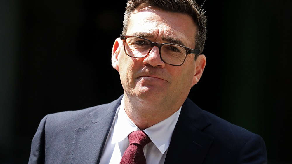 Andy Burnham torna-se primeiro-ministro do Reino Unido, sucedendo Keir Starmer