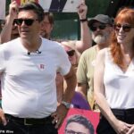 Andy Burnham e Angela Rayner em campanha nas eleições suplementares para prefeito da Grande Manchester. Espera-se que Rayner receba a oferta do cargo de Secretário de Saúde no gabinete de Burnham