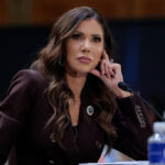 A candidata governamental do Partido Republicano, Kristi Noem, abraça seu marido Bryon Noem antes de fazer seu discurso de aceitação na terça-feira, 5 de junho de 2018, após a divulgação dos resultados no Hilton Garden Inn, no centro de Sioux Falls.