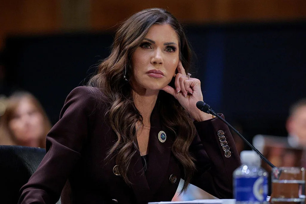A candidata governamental do Partido Republicano, Kristi Noem, abraça seu marido Bryon Noem antes de fazer seu discurso de aceitação na terça-feira, 5 de junho de 2018, após a divulgação dos resultados no Hilton Garden Inn, no centro de Sioux Falls.