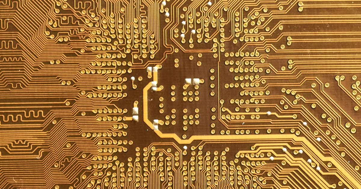 Apple anuncia contrato de chip Broadcom de 30 bilhões como parte da promessa de investimento de 600 bilhões nos EUA | Foto aproximada de um chip de silício dourado