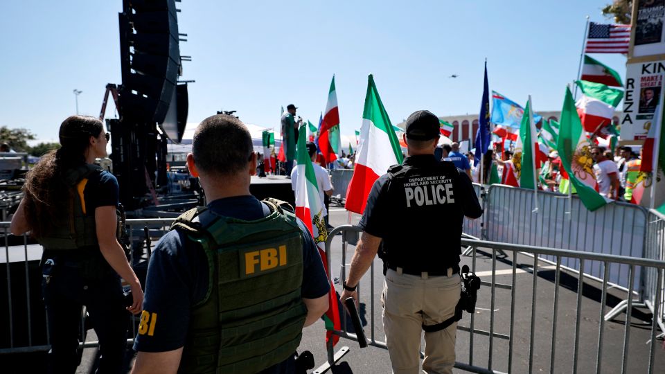 Agentes do FBI em Atlanta examinam um drone encontrado durante operações de aplicação da FAA "sem zonas de drones" em torno dos eventos da Copa do Mundo. -FBI Atlanta