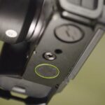 Aqui estão algumas maneiras discretas de adicionar um AirTag à sua câmera | Suporte de campo Peak Design mostrado