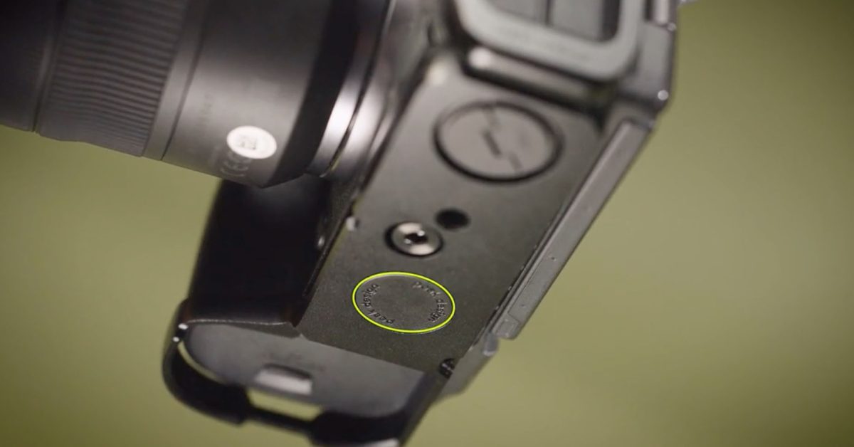 Aqui estão algumas maneiras discretas de adicionar um AirTag à sua câmera | Suporte de campo Peak Design mostrado