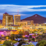 Horizonte de Phoenix, Arizona, ao entardecer, com edifícios no centro da cidade e A Mountain, ilustrando notícias sobre a aplicação do regulador de jogos no Arizona. Arizona ordena que cinco operadoras de jogos de azar online suspendam atividades