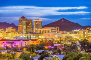 Horizonte de Phoenix, Arizona, ao entardecer, com edifícios no centro da cidade e A Mountain, ilustrando notícias sobre a aplicação do regulador de jogos no Arizona. Arizona ordena que cinco operadoras de jogos de azar online suspendam atividades