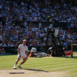 Arthur Fery, da Grã-Bretanha, reage à vitória contra Flavio Cobolli, da Itália, na partida individual masculina das quartas de final do Campeonato de Tênis de Wimbledon, em Londres, quarta-feira, 8 de julho de 2026.