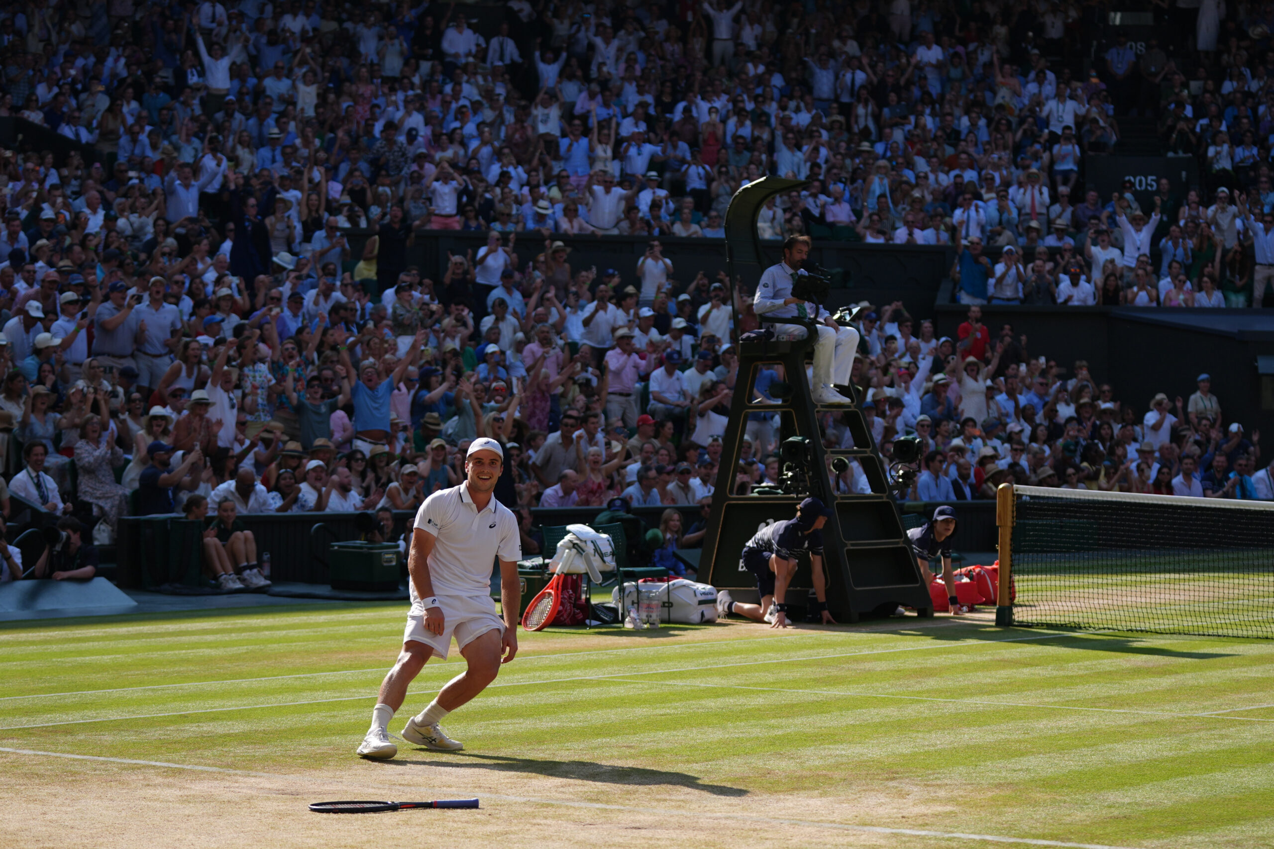 Arthur Fery, da Grã-Bretanha, reage à vitória contra Flavio Cobolli, da Itália, na partida individual masculina das quartas de final do Campeonato de Tênis de Wimbledon, em Londres, quarta-feira, 8 de julho de 2026.