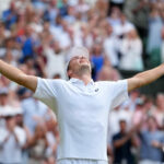 Arthur Fery, da Grã-Bretanha, comemora a vitória na quarta rodada de simples masculino contra Grigor Dimitrov, da Bulgária, no Campeonato de Tênis de Wimbledon, em Londres, segunda-feira, 6 de julho de 2026.(
