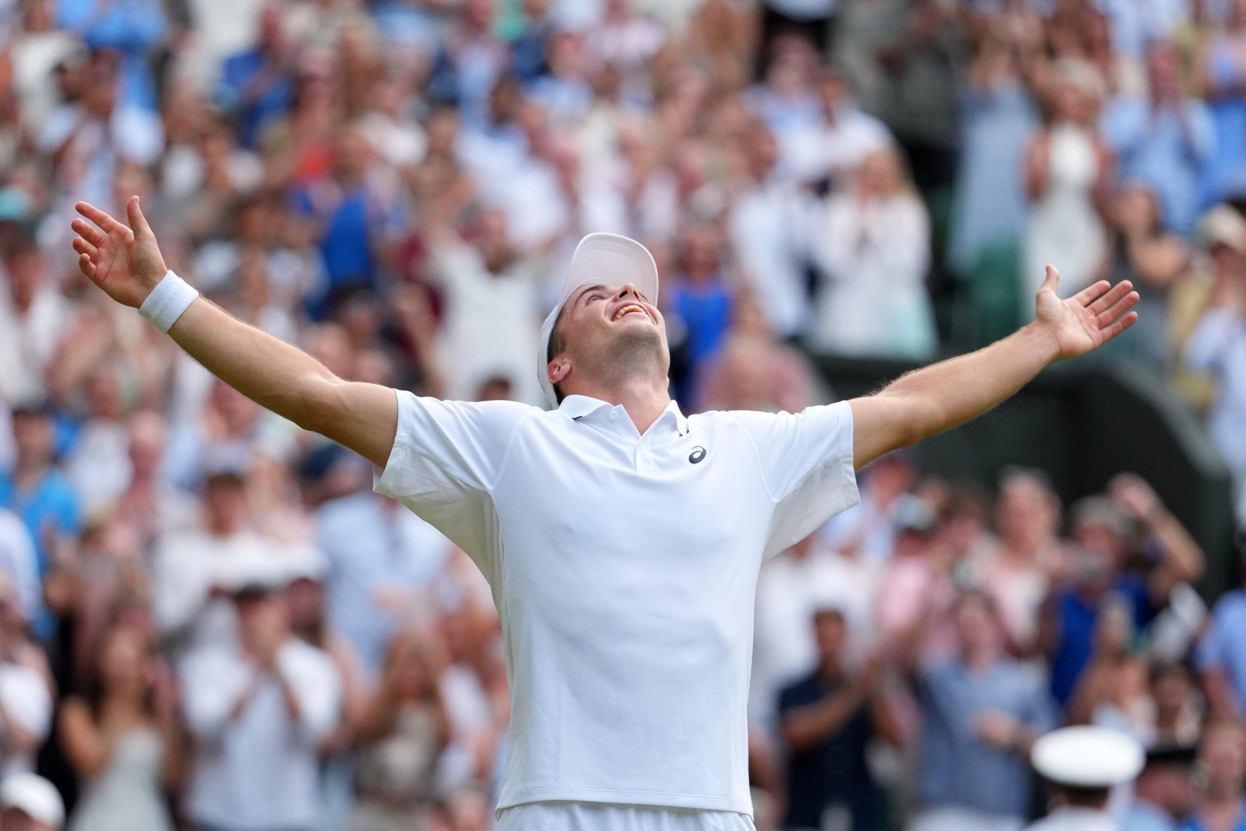 Arthur Fery, da Grã-Bretanha, comemora a vitória na quarta rodada de simples masculino contra Grigor Dimitrov, da Bulgária, no Campeonato de Tênis de Wimbledon, em Londres, segunda-feira, 6 de julho de 2026.(