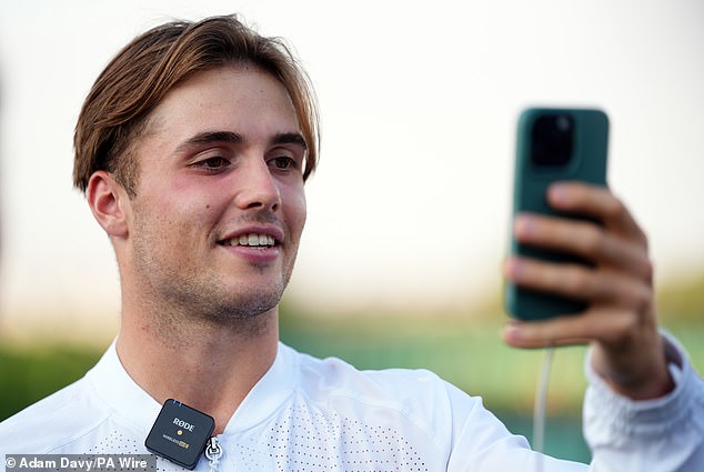 Arthur Fery, da Grã-Bretanha, falando com a mídia no décimo dia do Campeonato de Wimbledon de 2026 no All England Lawn Tennis and Croquet Club, em Londres. Arthur Fery se tornou o quinto britânico a chegar às semifinais de Wimbledon na era aberta. Data da foto: quarta-feira, 8 de julho de 2026. Foto PA. O crédito da foto deve ser: Adam Davy/PA Wire.RESTRIÇÕES: Somente uso editorial. Nenhum uso comercial sem consentimento prévio por escrito da AELTC. Apenas para uso de imagens estáticas - sem imagens em movimento para emular a transmissão. Nenhuma sobreposição ou remoção de logotipos de patrocinadores/anúncios.