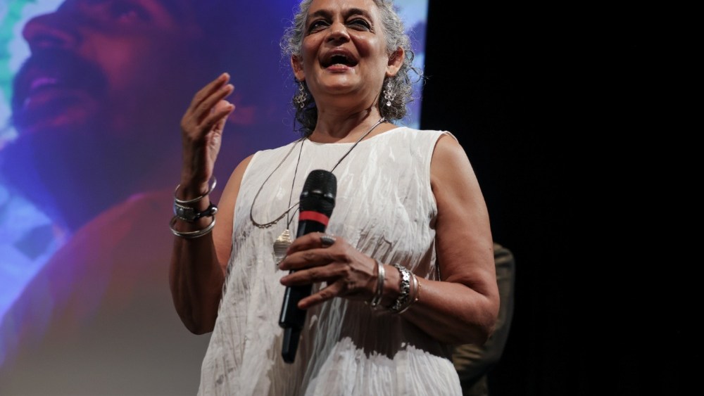 Arundhati Roy fala sobre Beatles, IA e cinema independente no Festival de Cinema Indiano de Londres