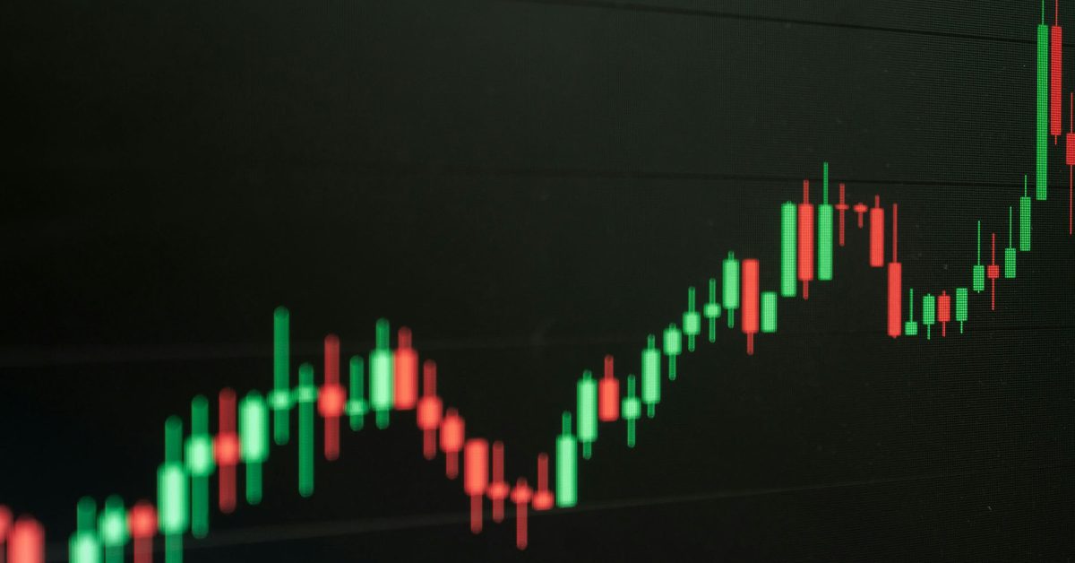 As ações da AAPL sobem 15% à medida que os investidores favorecem a cautela na IA e acolhem os aumentos de preços | A imagem mostra uma foto meramente ilustrativa de um gráfico de negociação