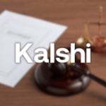 Ilustração de desafios jurídicos de Kalshi com martelo de juiz e escalas de justiça representando ações judiciais, regulamentação e previsão de notícias do mercado.