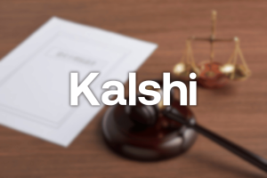 Ilustração de desafios jurídicos de Kalshi com martelo de juiz e escalas de justiça representando ações judiciais, regulamentação e previsão de notícias do mercado.