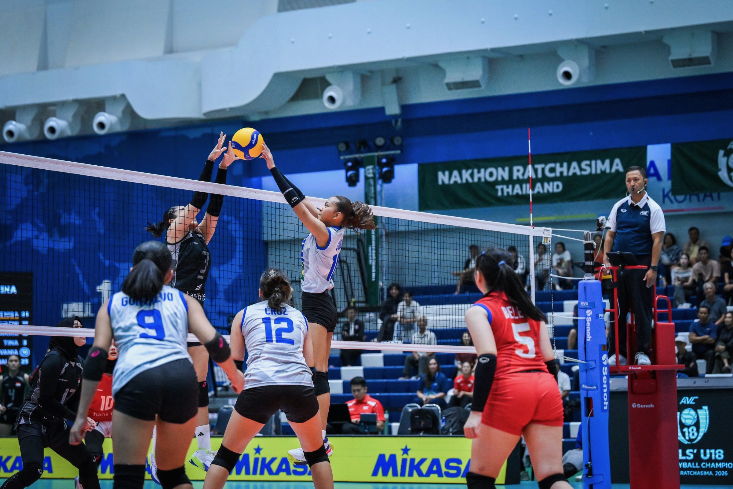 Meninas Alas Pilipinas em ação contra a Indonésia no Campeonato Sub-18 Feminino da Confederação Asiática de Voleibol (AVC)