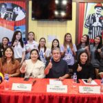 Jogadores e treinadores, juntamente com executivos do Shakey's Juniors National Invitationals de 2026.