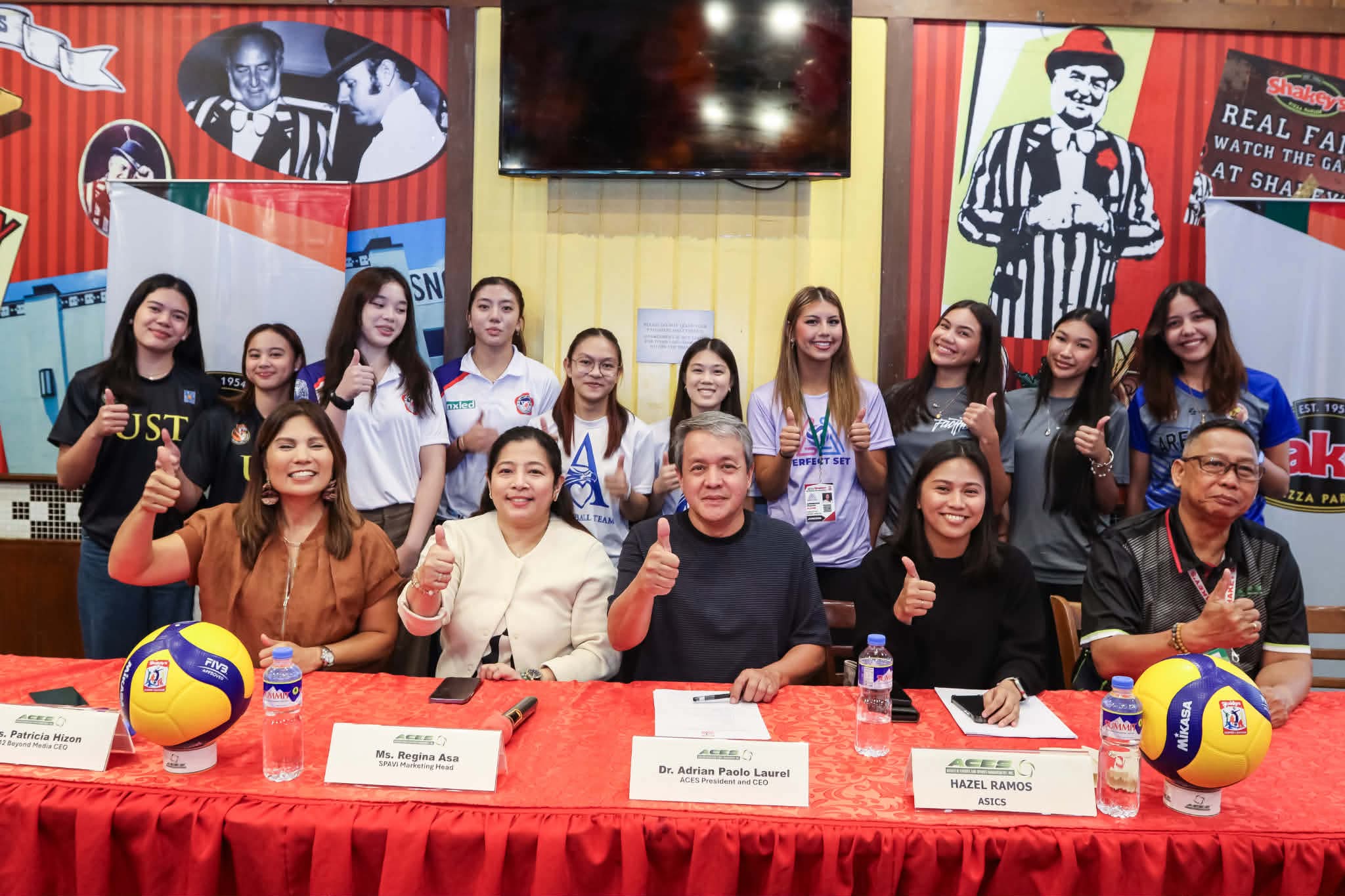Jogadores e treinadores, juntamente com executivos do Shakey's Juniors National Invitationals de 2026.