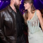 Travis Kelce e Taylor Swift se casaram na frente de 1.000 de seus amigos mais próximos – incluindo algumas das maiores estrelas do mundo – em uma explosão colossal na arena histórica da cidade de Nova York na sexta-feira.