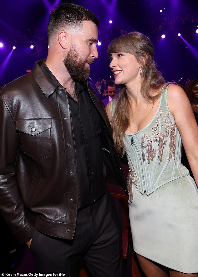 Travis Kelce e Taylor Swift se casaram na frente de 1.000 de seus amigos mais próximos – incluindo algumas das maiores estrelas do mundo – em uma explosão colossal na arena histórica da cidade de Nova York na sexta-feira.