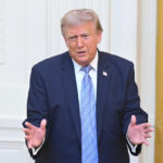 O presidente Donald Trump gesticula após fazer um discurso à nação na Casa Branca em 16 de julho de 2026.