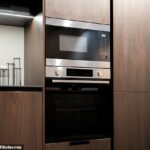 De cadeiras de jantar boucle a luminárias suspensas, é fácil se deixar levar pelas últimas reformas de cozinha da moda. Imagem de estoque usada