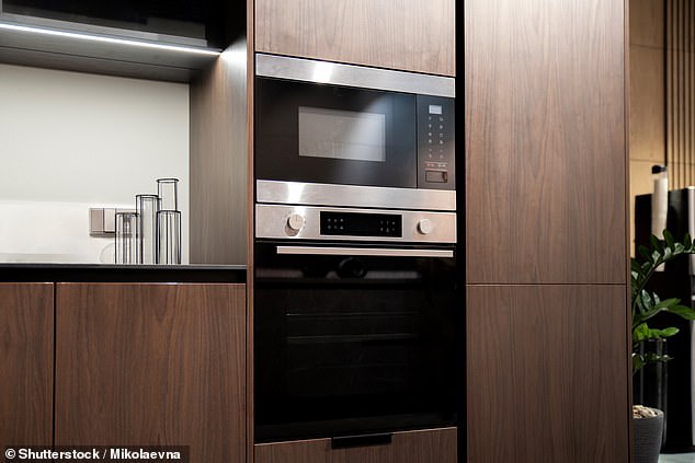 De cadeiras de jantar boucle a luminárias suspensas, é fácil se deixar levar pelas últimas reformas de cozinha da moda. Imagem de estoque usada