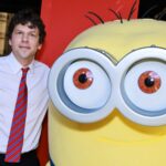 Assista às estrelas de 'Minions & Monsters' Jesse Eisenberg, Jeff Bridges e Zoey Deutch Speak Minionse