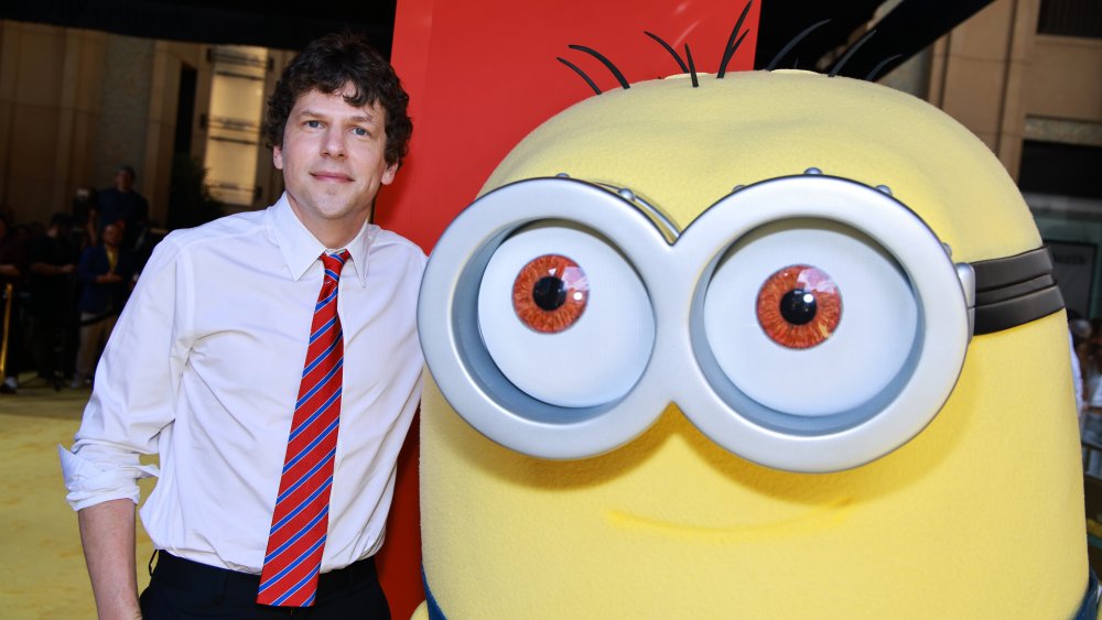 Assista às estrelas de 'Minions & Monsters' Jesse Eisenberg, Jeff Bridges e Zoey Deutch Speak Minionse